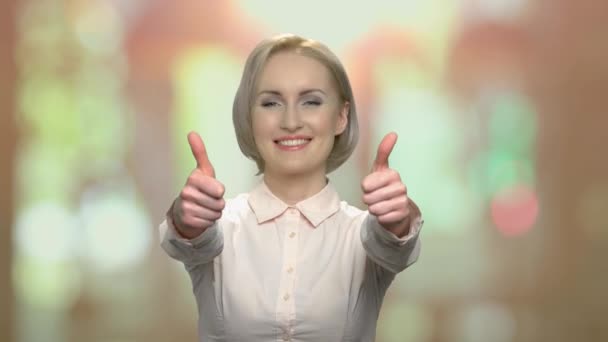 Satisfied woman giving thumbs up. — Stock Video