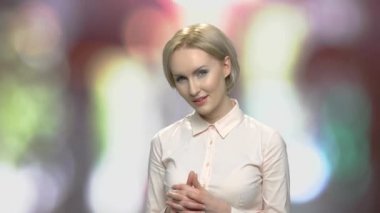 Şüpheli güzel iş kadın portresi.