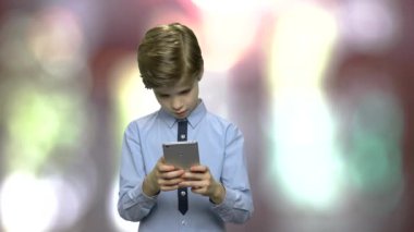 Küçük çocuk Smartphone kullanarak. Çocuğun yüzünde sürpriz bir ifade ile bir cep telefonu arıyorum. Cep telefonu zararlı etkileri.