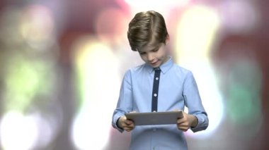 Pre-Teen Çocuk dijital tablet üzerinde çalış.