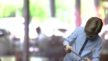 Komik çocuk Tablet PC'de oyun oynama.