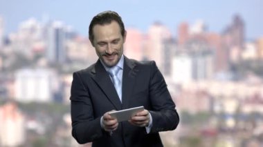 Hevesli işadamı mobil oyun oynuyor.