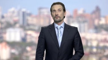 Düşünceli ifade ile olgun işadamı portresi.