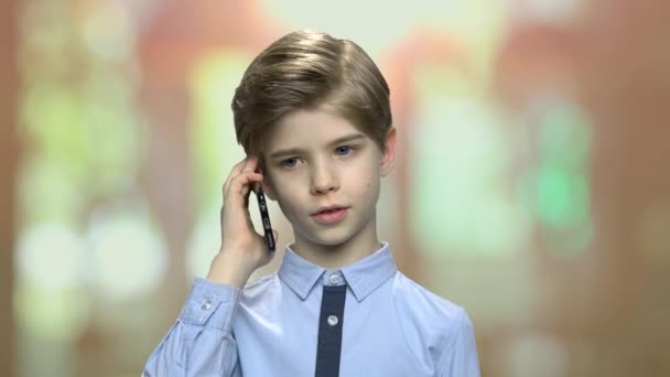Stäng upp liten pojke talar i mobiltelefon. — Stockvideo