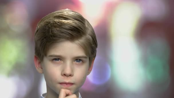Серйозний маленький хлопчик з продуманим виразом . — стокове відео
