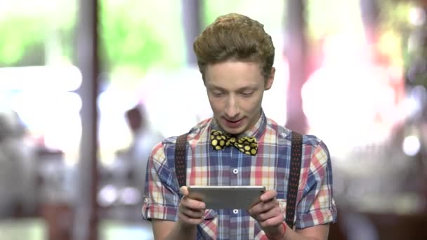 集中的青少年使用智能手机 时尚的十几岁的男孩在他的手机上玩游戏 青少年手机成瘾 — 图库视频影像