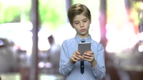 Kind jongen surfen op internet op digitale smartphone. — Stockvideo