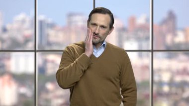 Bir diş ağrısı ile sinirli olgun adam.