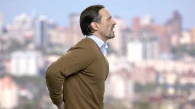 Olgun adam sırt ağrısı acı. Şiddetli ağrı alt sırt yan görünümü orta yaşlı beyaz adam. Sağlık sorunu kavramı.