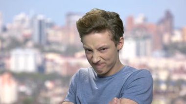 Kızgın delikanlı katlanmış silah ile.