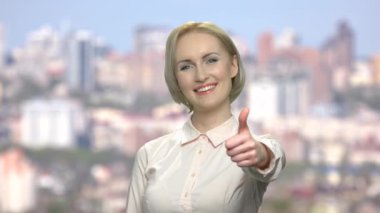 Muhteşem iş kadını başparmak giving yukarıya.