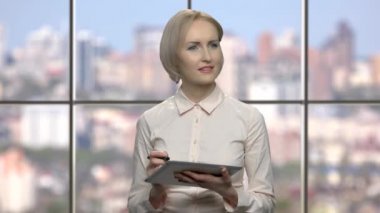 PC tablet üzerinde çalışan office kadın gülümseyerek.