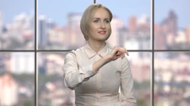 Kadın yönetici çalışma ile sanal perde.