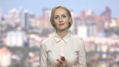 Çekici kadın yabancılara yüz ifadesi ile.