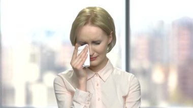 Ağlayan iş kadın portresi.