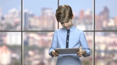 Beyaz çocuk pc tablet bilgisayar oyunu oynamak.