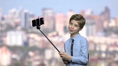 Akıllı tatlı çocuk alarak selfie.