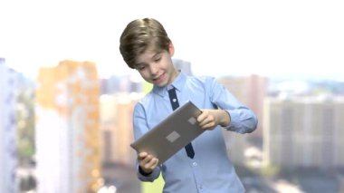 Varoluş beyaz çocuk dijital tablet kullanma.