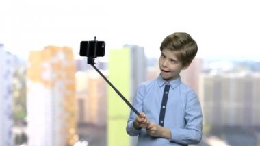Dilini selfie çekerken yapışmasını çocuk çocuk.