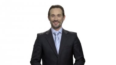 Kameraya bakarak yakışıklı gülümseyen iş adamı.
