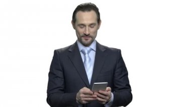 Cep telefonu kullaranarak gülümseyen olgun Ceo.