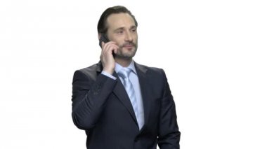 Olgun erkek cep telefonuyla konuşmak kurumsal.