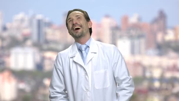 Портрет смеющегося взрослого мужчины в белом халате . — стоковое видео