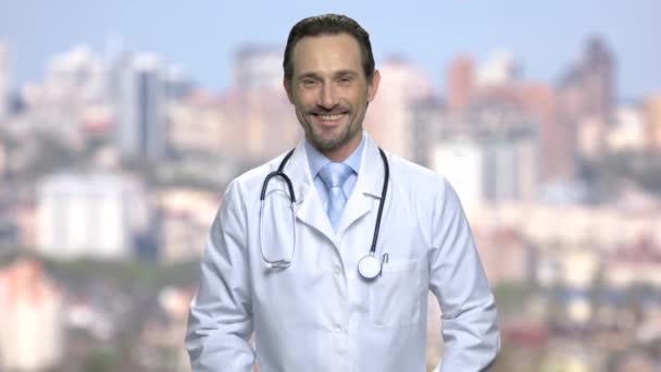 Reifer lächelnder Arzt gibt Daumen hoch. — Stockvideo