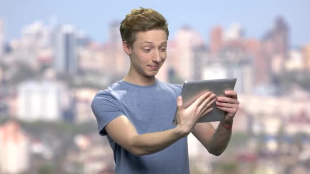 Komik Genç Çocuk Tablet Yolu Ile Konuşuyor Mavi Shirt Dijital — Stok video