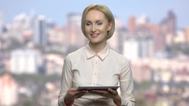 Business kvinna högtalare håller digital tablett. — Stockvideo