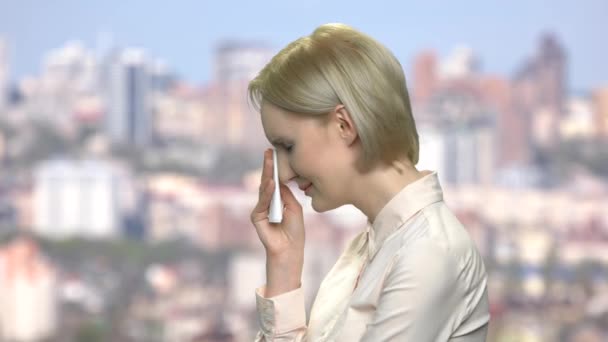 Jovem mulher chorando, vista lateral . — Vídeo de Stock