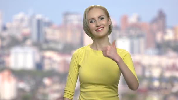 Gorgeous blond kvinna visar tummen. — Stockvideo