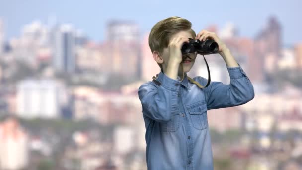 Cute preteen boy looking through binoculars. — Stock Video