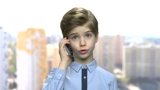 Confiant preteen garçon parler sur téléphone portable . — Video