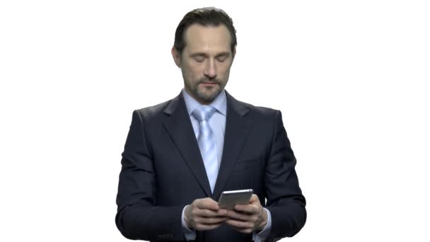 Entrepreneur mature confiant utilisant le téléphone mobile . — Video