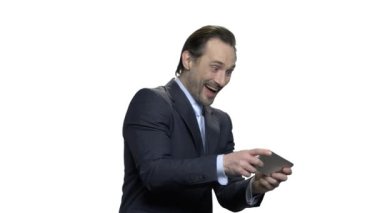 Neşeli olgun işadamı Smartphone oyun oynama.