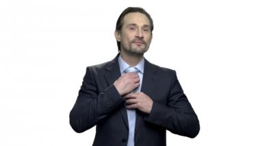 Gülümseyen iş adamı ayna önce preens.