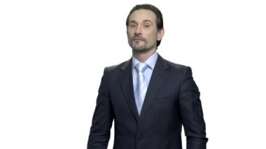 Baştan çıkarıcı bakışla çekici şık işadamı.