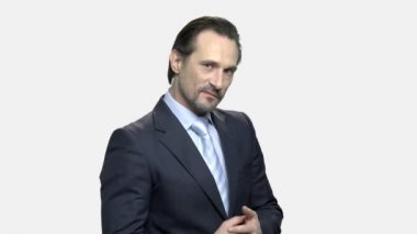 Agresif işadamı intikam yumrukları gösterir.
