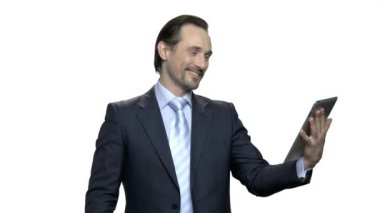 Görüntülü görüşme sahip takım elbiseli gülümseyen beyaz adam.