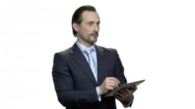 Olgun işadamı PC tablet üzerinde çalışan.