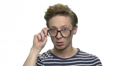 Gözlük takan genç çocuk şaşırttı.