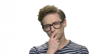 Gözlük düşünceli inek çocuk.