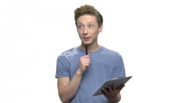 Tablet PC kullanma düşünceli genç çocuk.