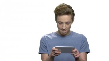 Mobil oyun oynayan genç çocuk.