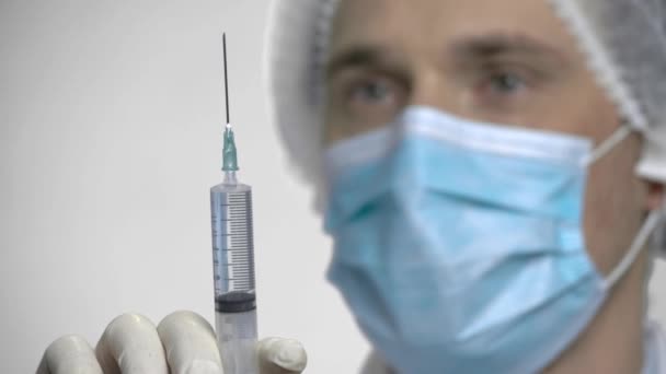 Arts bereidt injectiespuit voor. — Stockvideo