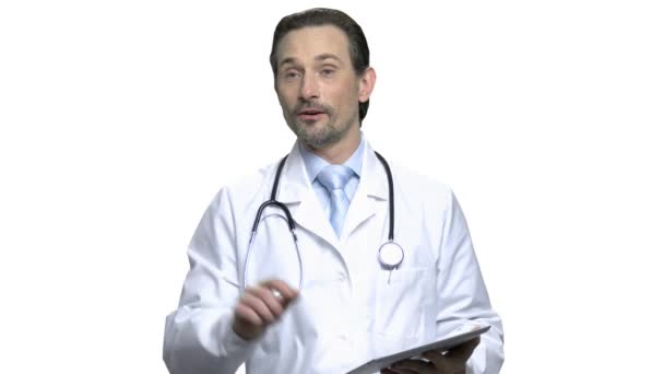 成熟した医師医療会議中に講演を行います 陽気な男性医師セミナー デジタル タブレットを使用してスピーチを与えます 白い背景に分離 — ストック動画