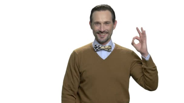 Volwassen man met baard Ok teken geven. — Stockvideo