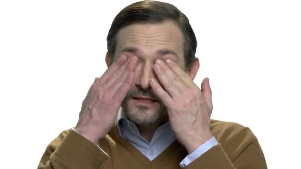 疲惫的中年男子揉着眼睛 精疲力竭的成熟男人在白色的背景上摩擦他的玛丽 眼睛应变概念 — 图库视频影像