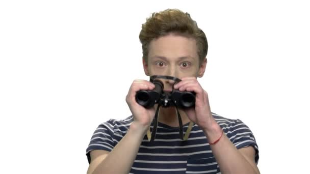 Niño adolescente sorprendido usando prismáticos . — Vídeos de Stock